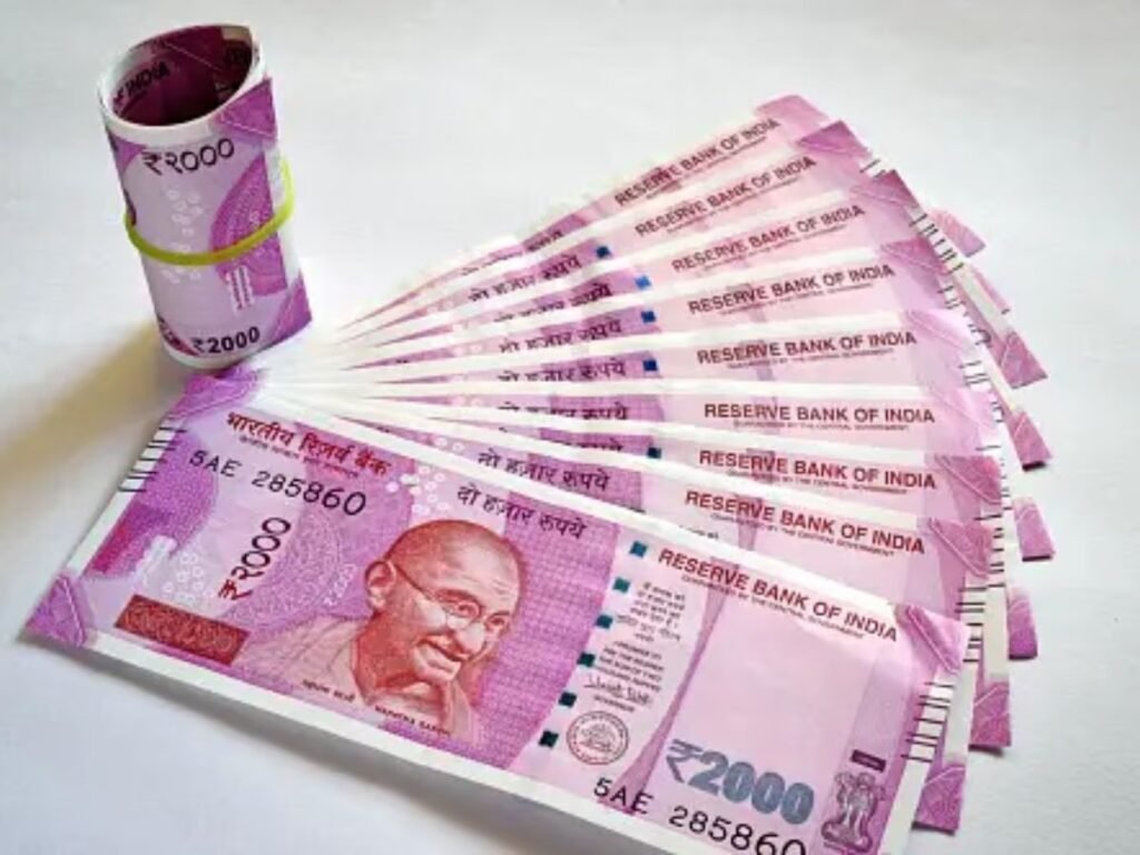2000 Rupee Note Update: RBI ने 2000 रुपये के नोट को लेकर बड़ा अपडेट जारी किया है। जानें क्या 2000 का नोट अभी भी लीगल टेंडर है, कितने नोट वापस लौट चुके हैं और इन्हें बदलने के 3 आसान तरीके क्या हैं।