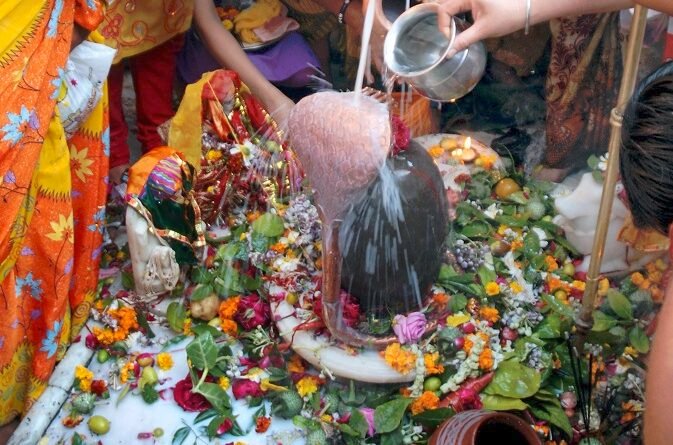 Sawan First Monday 2026: सावन के पहले सोमवार पर अमृतसर के श्री गोपाल मंदिर में बड़ी संख्या में श्रद्धालुओं ने भगवान शिव का जलाभिषेक और रुद्राभिषेक किया। हर-हर महादेव के जयकारों के बीच विशेष पूजा-अर्चना और महा मृत्युंजय जाप का आयोजन हुआ।