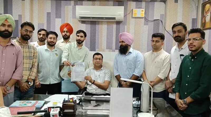 मोगा आम आदमी क्लीनिक हड़ताल के तहत 33 आम आदमी क्लीनिकों के 105 मेडिकल ऑफिसर, फार्मासिस्ट और क्लीनिक असिस्टेंट अनिश्चितकालीन हड़ताल पर चले गए। कर्मचारियों ने नौकरी पक्की करने और वेतन संबंधी मांगों को लेकर सरकार के खिलाफ प्रदर्शन किया।