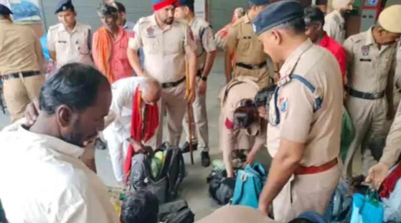 Bathinda Railway Station Bomb Threat: बठिंडा रेलवे स्टेशन को बम से उड़ाने की धमकी मिलने के बाद RPF और GRP अलर्ट पर हैं। डॉग स्क्वॉड और सुरक्षा एजेंसियों ने स्टेशन परिसर में व्यापक तलाशी अभियान चलाया।