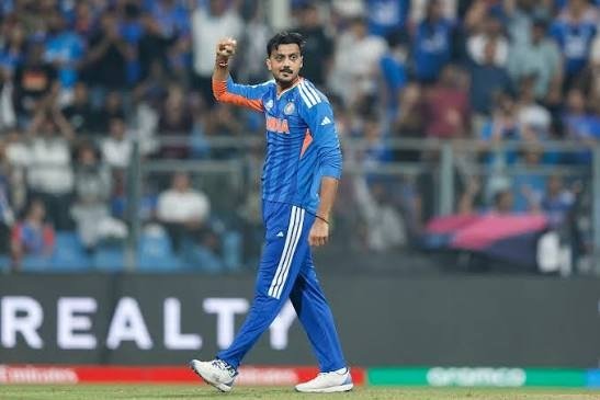 अक्षर पटेल 100 टी20I विकेट का ऐतिहासिक रिकॉर्ड बनाने से सिर्फ एक विकेट दूर हैं। IND vs ENG दूसरे टी20 मुकाबले में भारतीय ऑलराउंडर भारत के पहले स्पिनर बन सकते हैं जो टी20I में 100 विकेट पूरे करेंगे। जानिए उनके रिकॉर्ड, आंकड़े और पूरी रिपोर्ट।