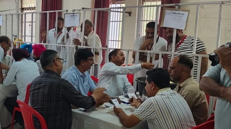 कपूरथला नगर निगम मेयर चुनाव में आम आदमी पार्टी (AAP) ने मेयर, सीनियर डिप्टी मेयर और डिप्टी मेयर तीनों पदों पर जीत दर्ज की। कांग्रेस के कई पार्षदों के पार्टी बदलने के बाद AAP ने नगर निगम की सत्ता पर कब्जा कर लिया।