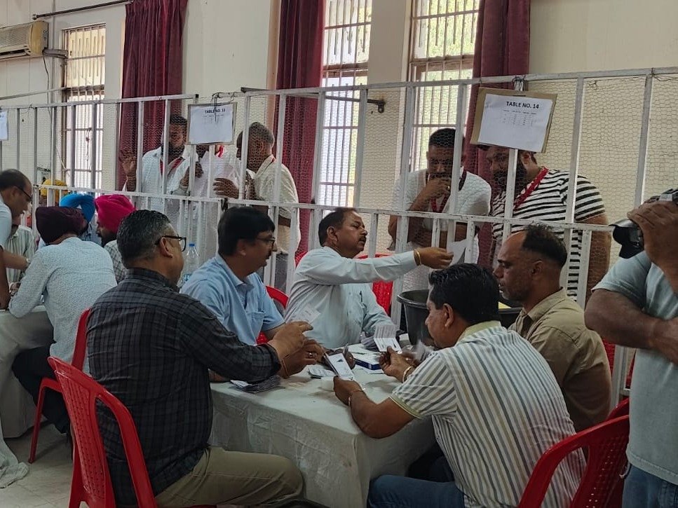 कपूरथला नगर निगम मेयर चुनाव में आम आदमी पार्टी (AAP) ने मेयर, सीनियर डिप्टी मेयर और डिप्टी मेयर तीनों पदों पर जीत दर्ज की। कांग्रेस के कई पार्षदों के पार्टी बदलने के बाद AAP ने नगर निगम की सत्ता पर कब्जा कर लिया।