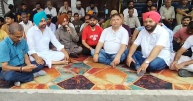 जालंधर ROB विरोध के तहत गुरुनानक पुरा में दुकानदारों और स्थानीय लोगों ने बाजार बंद कर ओवरब्रिज का विरोध किया। लोगों ने रोजगार बचाने के लिए अंडरब्रिज बनाने की मांग उठाई।