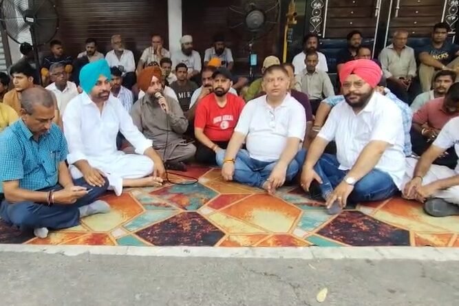 जालंधर ROB विरोध के तहत गुरुनानक पुरा में दुकानदारों और स्थानीय लोगों ने बाजार बंद कर ओवरब्रिज का विरोध किया। लोगों ने रोजगार बचाने के लिए अंडरब्रिज बनाने की मांग उठाई।
