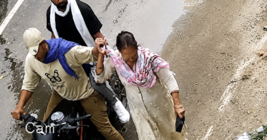 जालंधर अर्बन एस्टेट चेन स्नैचिंग की घटना में बाइक सवार दो लुटेरों ने 56 वर्षीय महिला की कान की बाली झपट ली। महिला घायल हो गई और कान पर दो टांके लगे। पूरी वारदात CCTV में कैद हुई, पुलिस आरोपियों की तलाश में जुटी है।