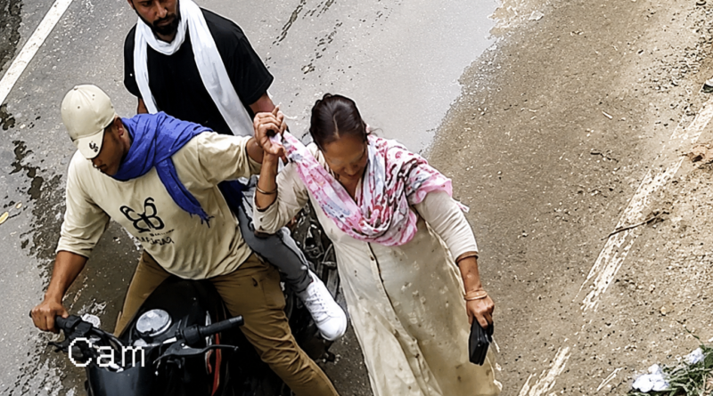 जालंधर अर्बन एस्टेट चेन स्नैचिंग की घटना में बाइक सवार दो लुटेरों ने 56 वर्षीय महिला की कान की बाली झपट ली। महिला घायल हो गई और कान पर दो टांके लगे। पूरी वारदात CCTV में कैद हुई, पुलिस आरोपियों की तलाश में जुटी है।