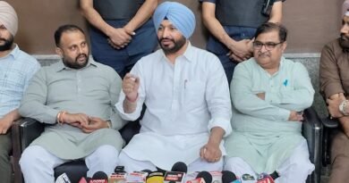 जालंधर कैंट रेलवे स्टेशन के पुनर्विकास कार्यों का केंद्रीय मंत्री रवनीत सिंह बिट्टू ने निरीक्षण किया। उन्होंने कहा कि अमृत भारत स्टेशन योजना के तहत तैयार स्टेशन का उद्घाटन प्रधानमंत्री नरेंद्र मोदी करेंगे।
