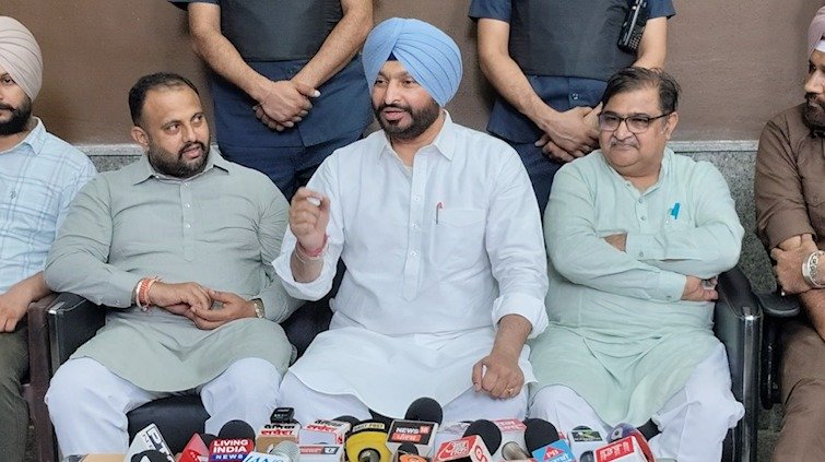 जालंधर कैंट रेलवे स्टेशन के पुनर्विकास कार्यों का केंद्रीय मंत्री रवनीत सिंह बिट्टू ने निरीक्षण किया। उन्होंने कहा कि अमृत भारत स्टेशन योजना के तहत तैयार स्टेशन का उद्घाटन प्रधानमंत्री नरेंद्र मोदी करेंगे।