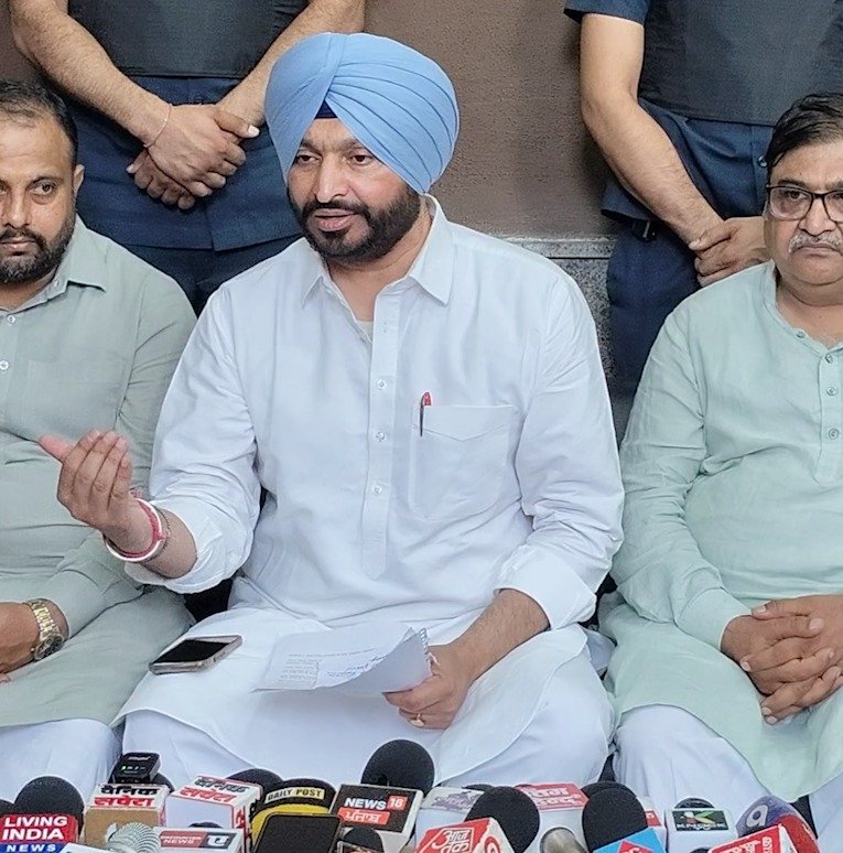 जालंधर कैंट रेलवे स्टेशन के पुनर्विकास कार्यों का केंद्रीय मंत्री रवनीत सिंह बिट्टू ने निरीक्षण किया। उन्होंने कहा कि अमृत भारत स्टेशन योजना के तहत तैयार स्टेशन का उद्घाटन प्रधानमंत्री नरेंद्र मोदी करेंगे।