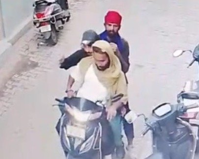 जालंधर गोली चलाने की कोशिश के मामले में लद्देवाली इलाके में एक युवक पर कथित तौर पर पिस्तौल से हमला करने का प्रयास किया गया। पीड़ित ने बहादुरी दिखाते हुए हमलावर को काबू कर लिया। पुलिस मामले की जांच में जुटी है।