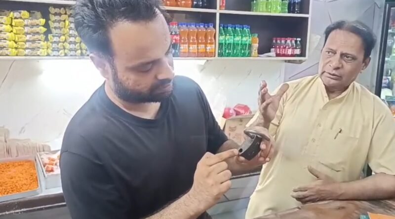 जालंधर दुकान चोरी की बड़ी वारदात सामने आई है। घास मंडी चौक स्थित कुमार स्वीट शॉप के ताले तोड़कर चोर 25-30 हजार रुपये की नकदी और सामान लेकर फरार हो गए। पुलिस सीसीटीवी फुटेज खंगालकर आरोपियों की तलाश में जुटी है।