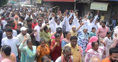 जालंधर पंजाब बंद का बड़ा असर देखने को मिला। वाल्मीकि समाज ने नगर निगम दफ्तर बंद करवाया, DSP का पुतला फूंका और शहरभर में पुलिस रही अलर्ट। पढ़ें पूरी खबर।