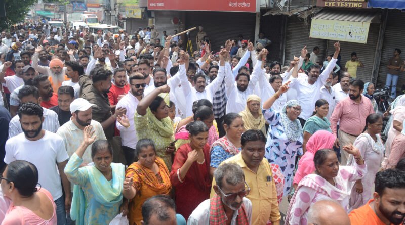 जालंधर पंजाब बंद का बड़ा असर देखने को मिला। वाल्मीकि समाज ने नगर निगम दफ्तर बंद करवाया, DSP का पुतला फूंका और शहरभर में पुलिस रही अलर्ट। पढ़ें पूरी खबर।