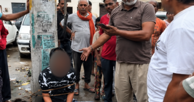 जालंधर फोन चोरी मामले में राम नगर में लोगों ने मोबाइल चुराने के आरोपी को पकड़कर खंभे से बांध दिया और उसकी पिटाई कर दी। पुलिस ने मौके से दो मोबाइल बरामद कर आरोपी को हिरासत में लेकर जांच शुरू कर दी।