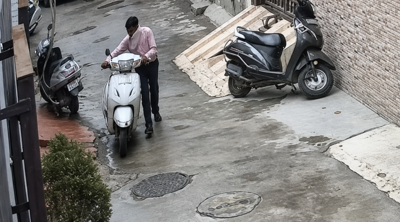 जालंधर बिक्रमपुरा एक्टिवा चोरी का मामला सामने आया है। घर के बाहर खड़ी एक्टिवा लेकर चोर फरार हो गया। पूरी वारदात CCTV में कैद हुई। थाना-3 पुलिस ने शिकायत दर्ज कर जांच शुरू कर दी है।