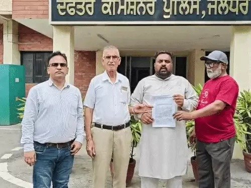 जालंधर में जानी के खिलाफ शिकायत दर्ज कराने ईसाई समुदाय पुलिस कमिश्नर कार्यालय पहुंचा। 'अप्सरा 2' गाने के बोल पर धार्मिक भावनाएं आहत करने का आरोप लगाते हुए सख्त कार्रवाई की मांग की गई।