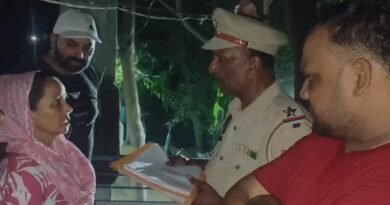 जालंधर संदिग्ध मौत मामले में गुरु नानक पुरा वेस्ट में घर की छत पर बुजुर्ग का शव मिला। सिर पर चोट के निशान और पास में हथौड़ा मिलने के बाद परिवार ने हत्या की आशंका जताई। पुलिस ने शव कब्जे में लेकर जांच शुरू कर दी है।