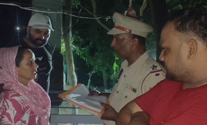 जालंधर संदिग्ध मौत मामले में गुरु नानक पुरा वेस्ट में घर की छत पर बुजुर्ग का शव मिला। सिर पर चोट के निशान और पास में हथौड़ा मिलने के बाद परिवार ने हत्या की आशंका जताई। पुलिस ने शव कब्जे में लेकर जांच शुरू कर दी है।