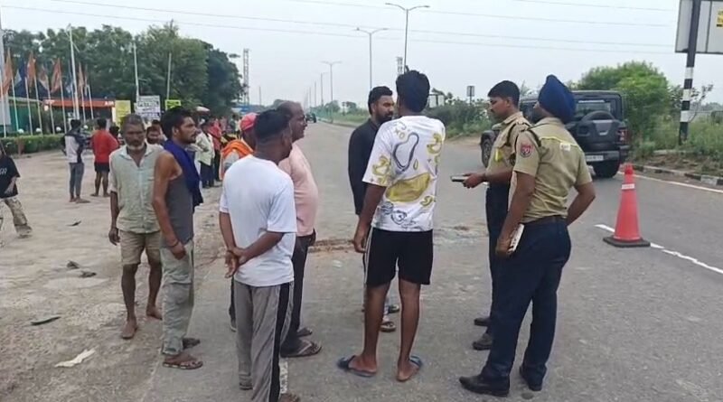 जालंधर सड़क हादसा: नकोदर रोड पर गांव सिंघा के पास कार और बाइक की टक्कर में 19 वर्षीय युवक की मौत हो गई, जबकि दूसरा युवक गंभीर रूप से घायल है। पुलिस ने मामला दर्ज कर जांच शुरू कर दी है।