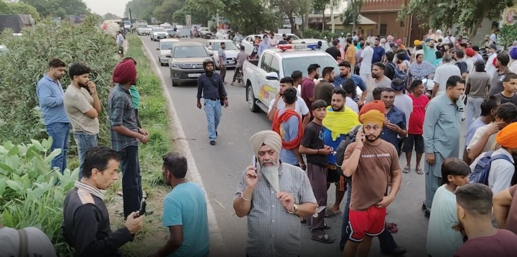 जालंधर सड़क हादसा में मोगा-जालंधर नेशनल हाईवे पर पराली से लदी ट्रैक्टर-ट्रॉली से बाइक की टक्कर में दो कबड्डी खिलाड़ियों की मौत हो गई, जबकि एक युवक गंभीर रूप से घायल है। जानिए पूरा मामला।
