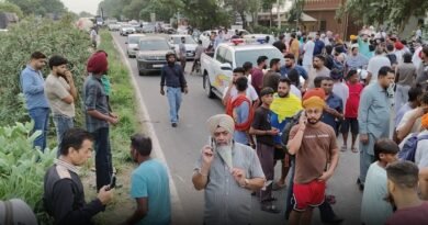 जालंधर सड़क हादसा में मोगा-जालंधर नेशनल हाईवे पर पराली से लदी ट्रैक्टर-ट्रॉली से बाइक की टक्कर में दो कबड्डी खिलाड़ियों की मौत हो गई, जबकि एक युवक गंभीर रूप से घायल है। जानिए पूरा मामला।
