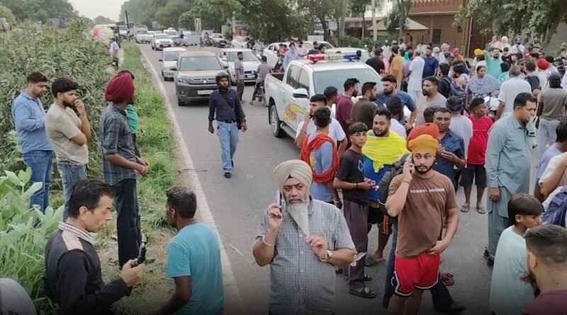 जालंधर सड़क हादसा में मोगा-जालंधर नेशनल हाईवे पर पराली से लदी ट्रैक्टर-ट्रॉली से बाइक की टक्कर में दो कबड्डी खिलाड़ियों की मौत हो गई, जबकि एक युवक गंभीर रूप से घायल है। जानिए पूरा मामला।