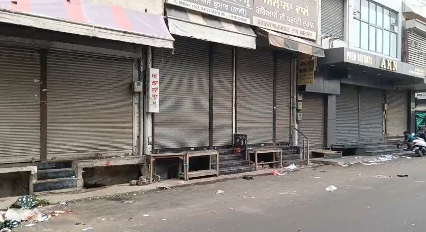 पंजाब बंद के दौरान बरनाला समेत कई जिलों में सफाई कर्मचारियों के समर्थन में प्रदर्शन हुए। लाठीचार्ज मामले में कार्रवाई, कर्मचारियों को पक्का करने और लंबित मांगों को पूरा करने की मांग तेज हो गई है। जानें पूरी खबर।