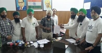 पंजाब बिजली संकट को लेकर भारतीय किसान यूनियन एकता संघर्ष ने अमृतसर में पावरकॉम के एसई को ज्ञापन सौंपा। 5 जुलाई तक बिजली आपूर्ति बहाल नहीं होने पर 6 जुलाई से पूरे पंजाब में एसई कार्यालयों के बाहर धरने की चेतावनी। किसानों ने धान की फसल बचाने की मांग की।