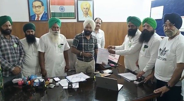 पंजाब बिजली संकट को लेकर भारतीय किसान यूनियन एकता संघर्ष ने अमृतसर में पावरकॉम के एसई को ज्ञापन सौंपा। 5 जुलाई तक बिजली आपूर्ति बहाल नहीं होने पर 6 जुलाई से पूरे पंजाब में एसई कार्यालयों के बाहर धरने की चेतावनी। किसानों ने धान की फसल बचाने की मांग की।