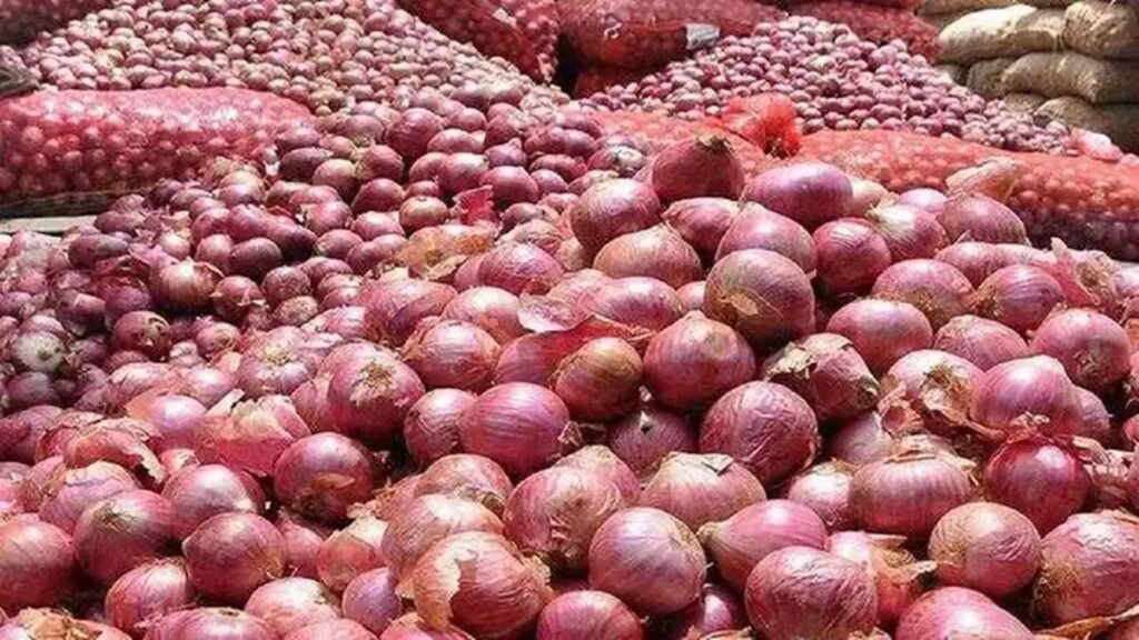 प्याज खरीद मूल्य बढ़ा के तहत केंद्र सरकार ने खरीद दर ₹1,875 से बढ़ाकर ₹2,125 प्रति क्विंटल कर दी है। नई कीमत आज से लागू हो गई है। जानें किसानों को कितना फायदा मिलेगा और सरकार का पूरा फैसला।