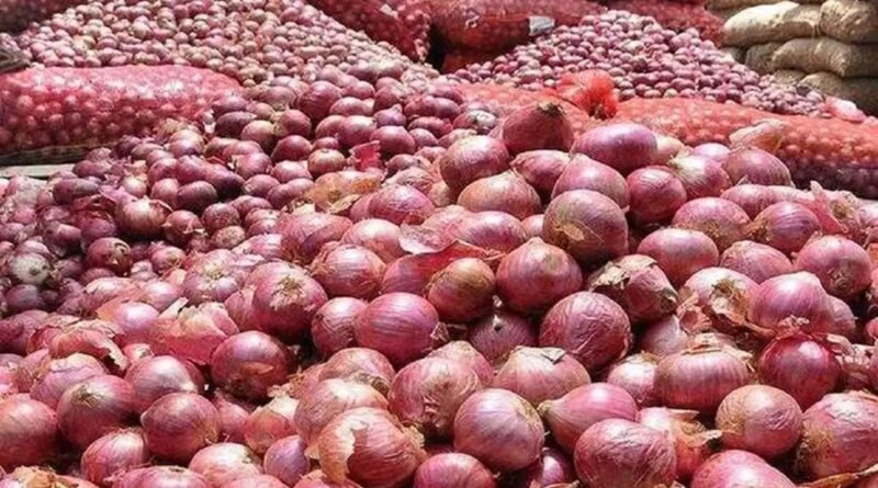 प्याज खरीद मूल्य बढ़ा के तहत केंद्र सरकार ने खरीद दर ₹1,875 से बढ़ाकर ₹2,125 प्रति क्विंटल कर दी है। नई कीमत आज से लागू हो गई है। जानें किसानों को कितना फायदा मिलेगा और सरकार का पूरा फैसला।