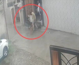 फगवाड़ा आवारा कुत्ता हमला मामले में मॉडल टाउन में अखबार वितरित कर रहे युवक पर आवारा कुत्ते ने हमला कर दिया। घटना CCTV में कैद हुई। घायल युवक का अस्पताल में इलाज जारी है, जबकि लोगों ने प्रशासन से कार्रवाई की मांग की है।