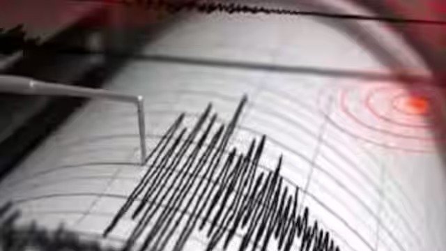 बारामूला में भूकंप के हल्के झटकों से सोमवार तड़के लोगों में दहशत फैल गई। रिक्टर स्केल पर तीव्रता 3.6 दर्ज की गई। जानिए बारामूला में भूकंप का केंद्र, गहराई और ताजा अपडेट।