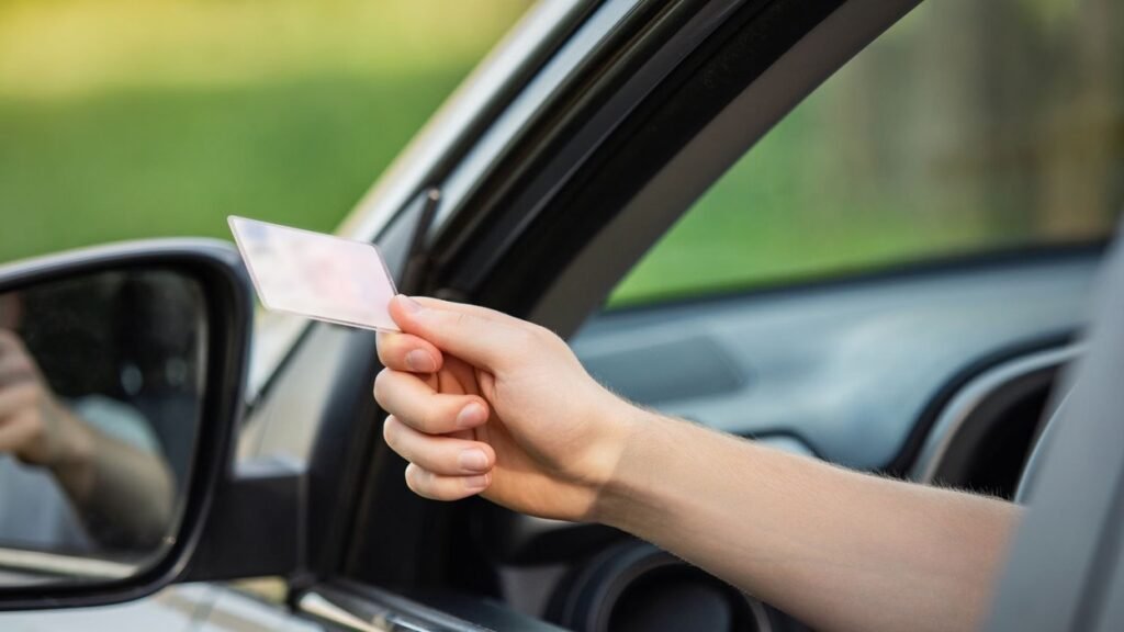 भारतीय Driving Licence से किन देशों में कार चला सकते हैं? जानें अमेरिका, ब्रिटेन, ऑस्ट्रेलिया, स्विट्जरलैंड, सिंगापुर समेत कई देशों के नियम, वैधता, IDP और जरूरी शर्तें।