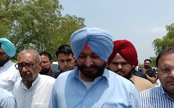 रवनीत बिट्टू मोगा दौरा के दौरान केंद्रीय मंत्री को समर्थकों सहित थाना सदर में जाने से पुलिस ने रोक दिया। लो-डेंसिटी विस्फोट के बाद बिट्टू ने भगवंत मान सरकार और कानून-व्यवस्था पर सवाल उठाए।
