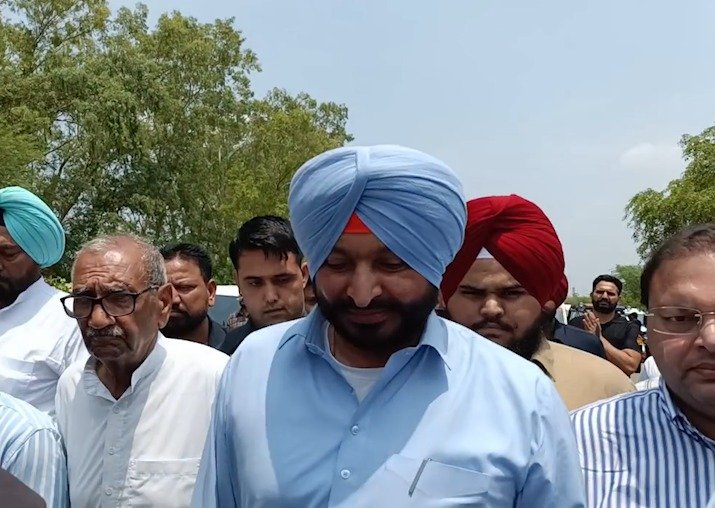 रवनीत बिट्टू मोगा दौरा के दौरान केंद्रीय मंत्री को समर्थकों सहित थाना सदर में जाने से पुलिस ने रोक दिया। लो-डेंसिटी विस्फोट के बाद बिट्टू ने भगवंत मान सरकार और कानून-व्यवस्था पर सवाल उठाए।