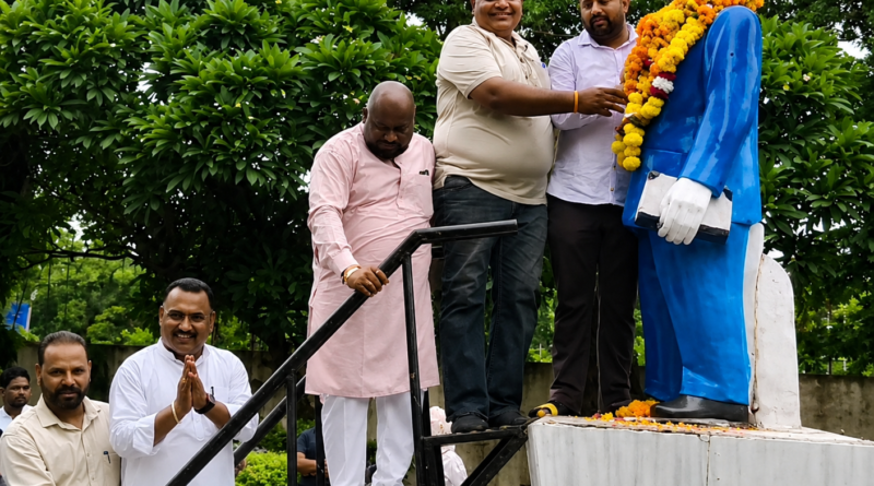 शहीद उधम सिंह शहीदी दिवस पर भाजपा ने जिला प्रधान अशोक सरीन हिक्की की अध्यक्षता में पुष्प अर्पित कर महान क्रांतिकारी को श्रद्धांजलि दी। जानिए कार्यक्रम की पूरी जानकारी और उधम सिंह के बलिदान का इतिहास।