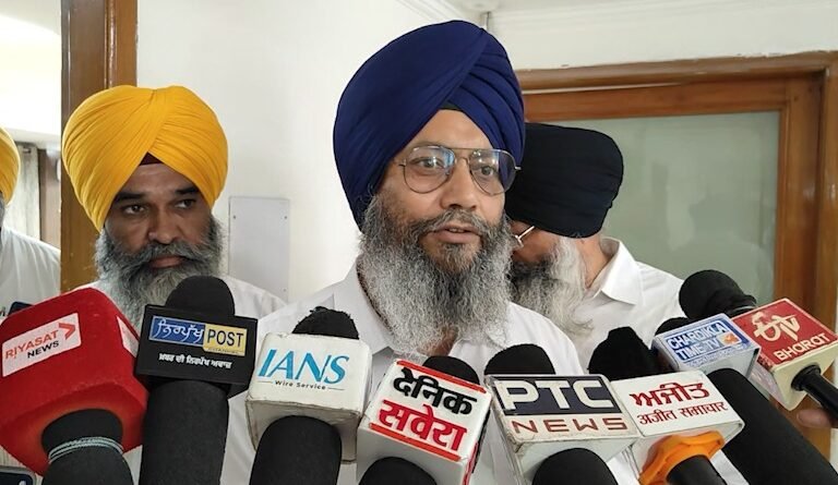 सतलुज फिल्म पर बैन के विरोध में शिरोमणि गुरुद्वारा प्रबंधक कमेटी (SGPC) ने अमृतसर में विशाल रोष मार्च का ऐलान किया है। डीसी को ज्ञापन सौंपकर फिल्म से प्रतिबंध हटाने की मांग की जाएगी।