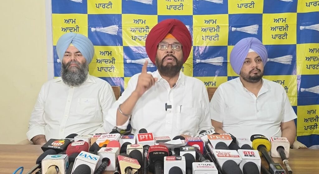 सतलुज फिल्म विवाद को लेकर आम आदमी पार्टी ने केंद्र सरकार पर निशाना साधा। कुलदीप सिंह धालीवाल ने कहा कि जसवंत सिंह खालड़ा के जीवन पर बनी फिल्म को OTT से हटाना पंजाब के इतिहास और अभिव्यक्ति की आजादी को दबाने की कोशिश है।
