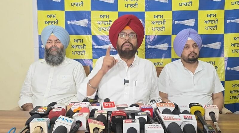 सतलुज फिल्म विवाद को लेकर आम आदमी पार्टी ने केंद्र सरकार पर निशाना साधा। कुलदीप सिंह धालीवाल ने कहा कि जसवंत सिंह खालड़ा के जीवन पर बनी फिल्म को OTT से हटाना पंजाब के इतिहास और अभिव्यक्ति की आजादी को दबाने की कोशिश है।