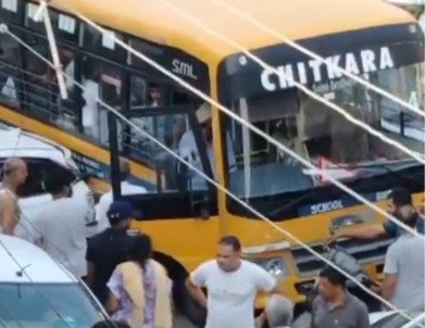 स्कूल बस हादसा: पंचकूला के सेक्टर-6 में बच्चों से भरी स्कूल बस ने 6 वाहनों को टक्कर मार दी। जानें हादसे की वजह, पुलिस जांच, स्थानीय लोगों का हंगामा और पूरी घटना की जानकारी।