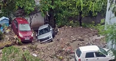 हिमाचल में बारिश का कहर लगातार बढ़ता जा रहा है। चंबा में फ्लैश फ्लड और लैंडस्लाइड से NH समेत 100 सड़कें बंद हो गईं, 12 वाहन क्षतिग्रस्त हुए और कई इलाकों में बाढ़ जैसे हालात बन गए।