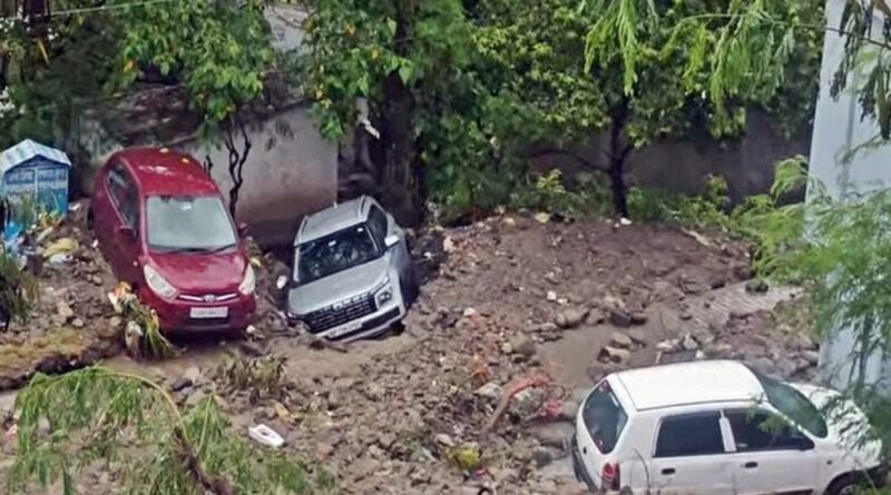 हिमाचल में बारिश का कहर लगातार बढ़ता जा रहा है। चंबा में फ्लैश फ्लड और लैंडस्लाइड से NH समेत 100 सड़कें बंद हो गईं, 12 वाहन क्षतिग्रस्त हुए और कई इलाकों में बाढ़ जैसे हालात बन गए।