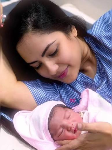 Puja Banerjee Second Child: टीवी एक्ट्रेस पूजा बनर्जी और कुणाल वर्मा दूसरी बार माता-पिता बने हैं। पूजा ने बेटी को जन्म दिया और कपल ने नन्ही परी की पहली झलक शेयर की।