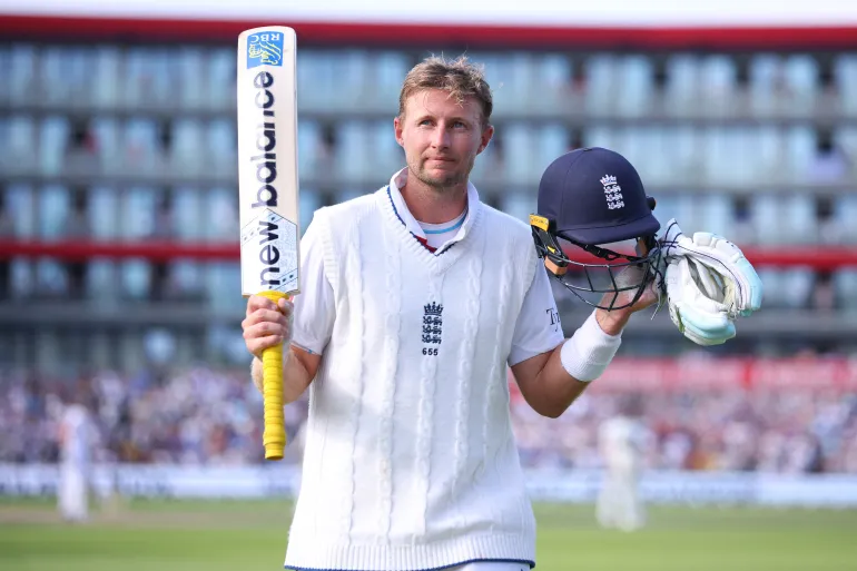 Joe Root ने घरेलू टेस्ट क्रिकेट में सबसे ज्यादा रन बनाने का रिकॉर्ड अपने नाम कर लिया है। रिकी पोंटिंग को पीछे छोड़ते हुए Joe Root ने 7,594 रन पूरे किए।
