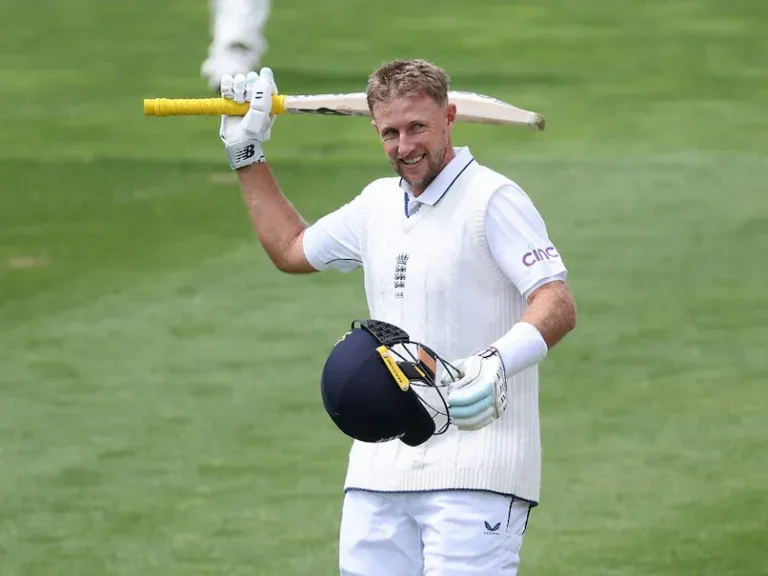 Joe Root ने घरेलू टेस्ट क्रिकेट में सबसे ज्यादा रन बनाने का रिकॉर्ड अपने नाम कर लिया है। रिकी पोंटिंग को पीछे छोड़ते हुए Joe Root ने 7,594 रन पूरे किए।
