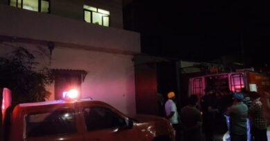 Jalandhar News: जालंधर के शेखे रोड स्थित थ्री स्टार कॉलोनी की कैमिकल फैक्ट्री में भीषण आग लगने से तीन धमाके हुए। फायर ब्रिगेड ने कड़ी मशक्कत के बाद आग पर काबू पाया। घटना में कोई जनहानि नहीं हुई, लेकिन लाखों का सामान जलकर राख हो गया।