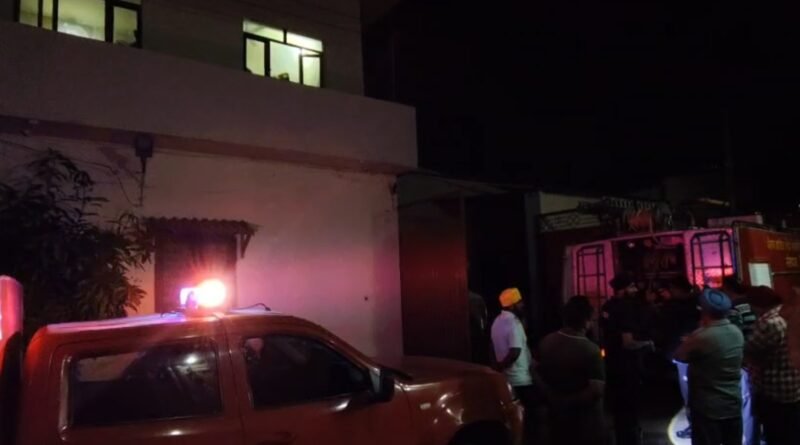 Jalandhar News: जालंधर के शेखे रोड स्थित थ्री स्टार कॉलोनी की कैमिकल फैक्ट्री में भीषण आग लगने से तीन धमाके हुए। फायर ब्रिगेड ने कड़ी मशक्कत के बाद आग पर काबू पाया। घटना में कोई जनहानि नहीं हुई, लेकिन लाखों का सामान जलकर राख हो गया।