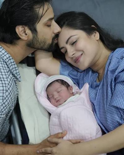 Puja Banerjee Second Child: टीवी एक्ट्रेस पूजा बनर्जी और कुणाल वर्मा दूसरी बार माता-पिता बने हैं। पूजा ने बेटी को जन्म दिया और कपल ने नन्ही परी की पहली झलक शेयर की।
